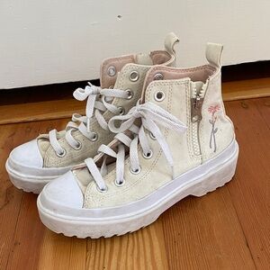 Converse Kids Cream‎ Lug Sole Flower Embroidered High-Top Sneakers 2.5